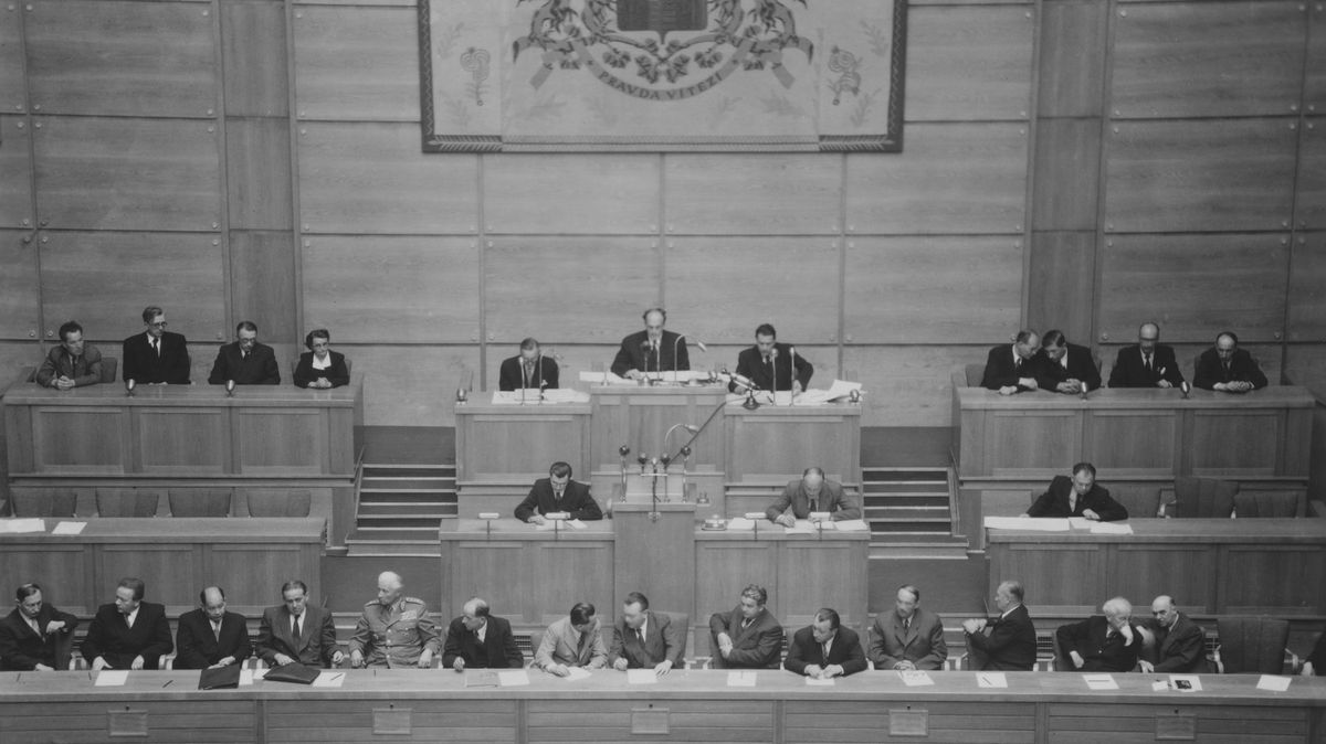 Kdo šel za plentu, byl podezřelý. Komunisté k volbám donutili přijít 99 procent